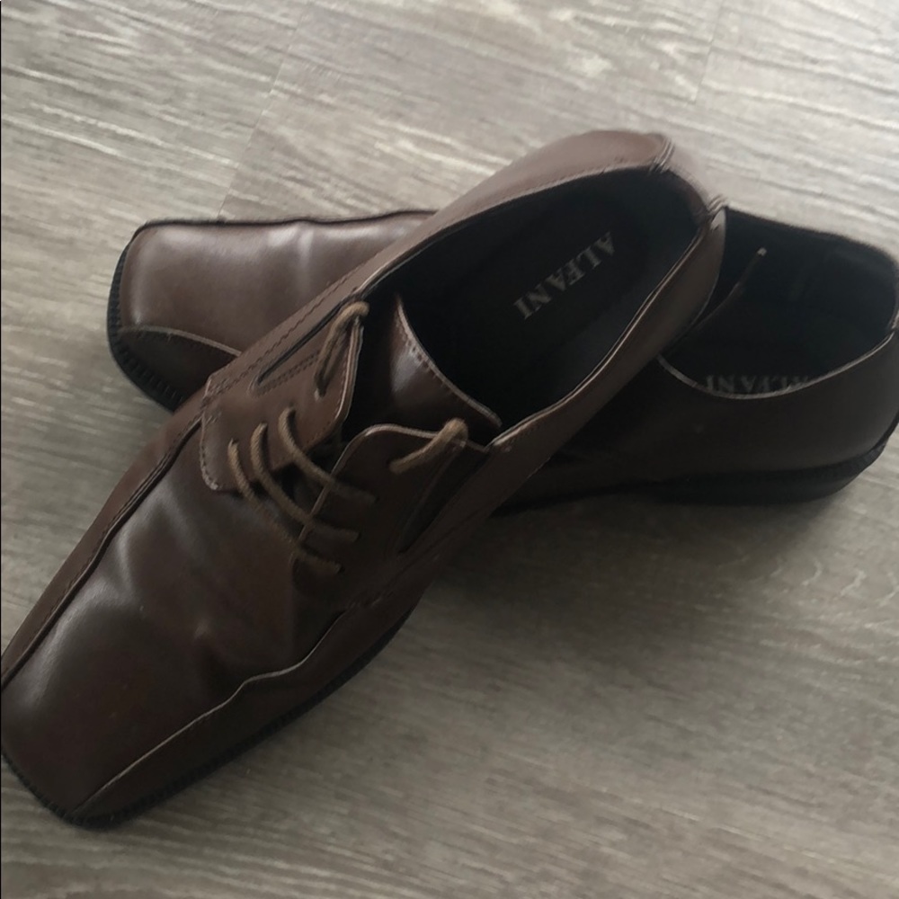 Worn one time men’s brown dress shoes